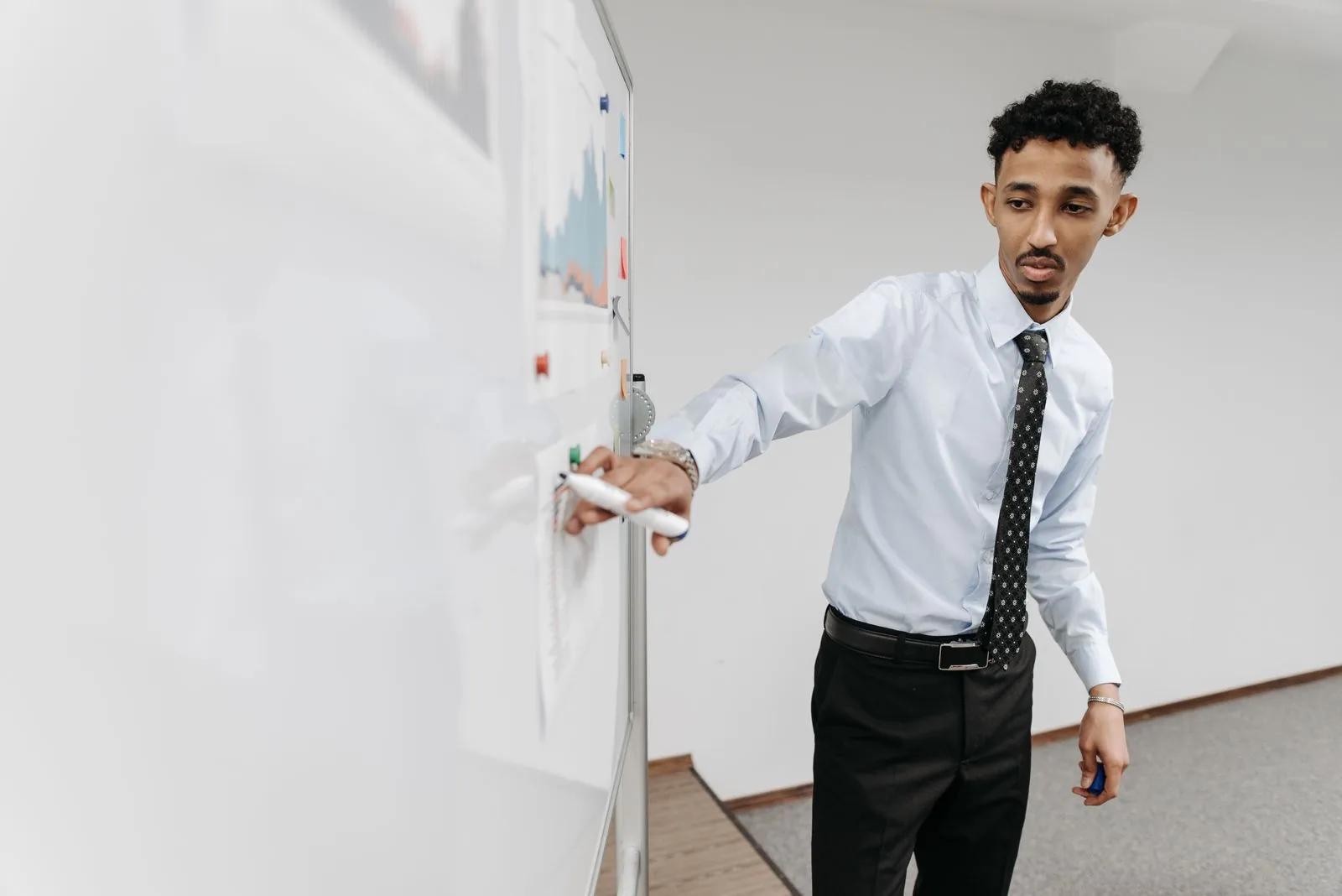Consultant explaining Oracle Fusion finance outsourcing at a whiteboard